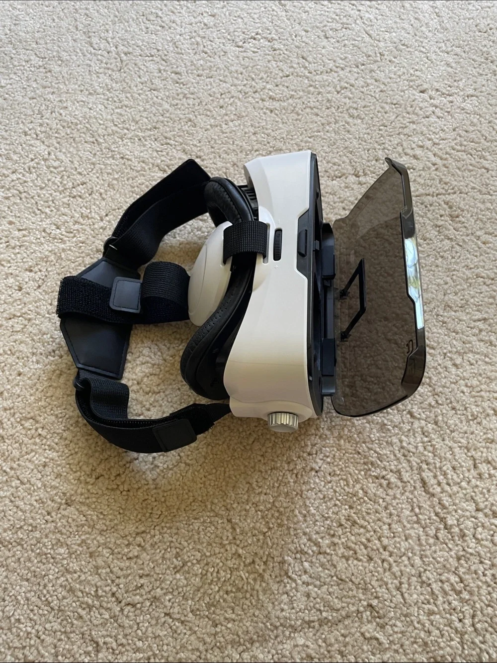 VR Headset in White and Black - Mobile VR Viewer
